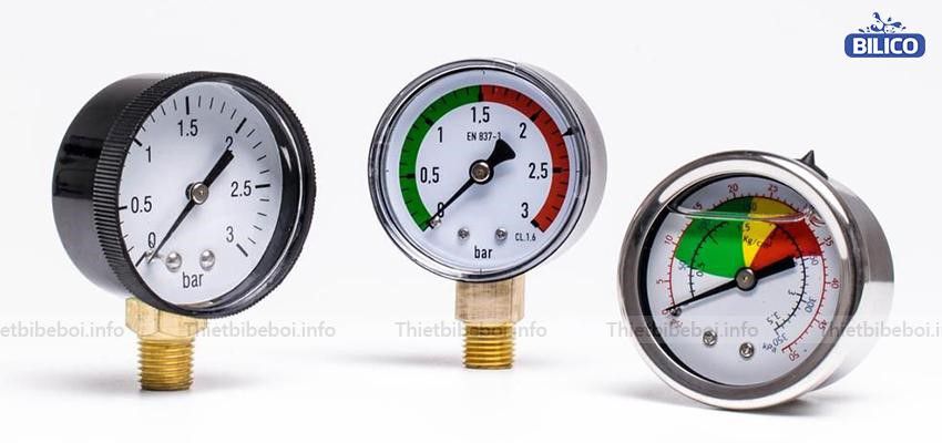 Đồng hồ đo áp suất được gắn trên thân của bình lọc
