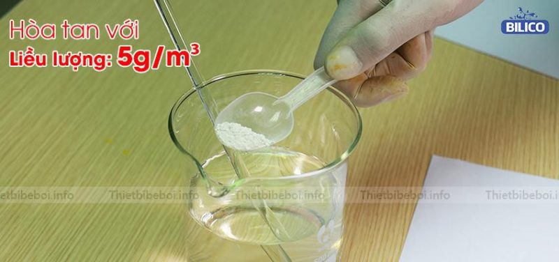 hòa tan hóa chất vào nước với liều lượng 5g/m3