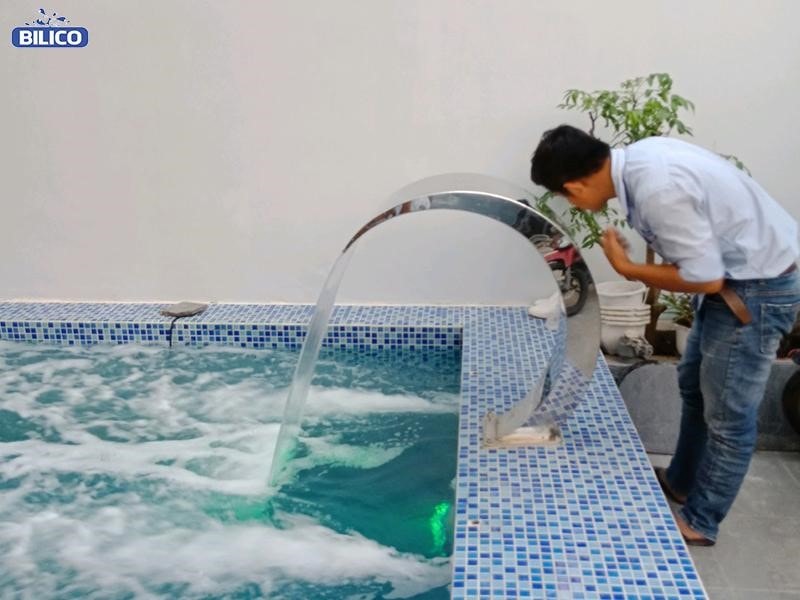 Lắp đặt thác nước tại bể bơi anh Thắng | thietbibeboi.info